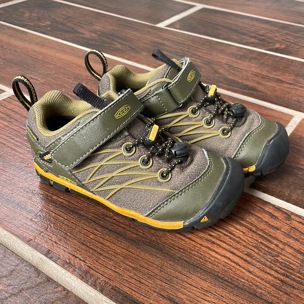 Keen Chandler CNX sneakers, Dark Olive/Citrus, size 10